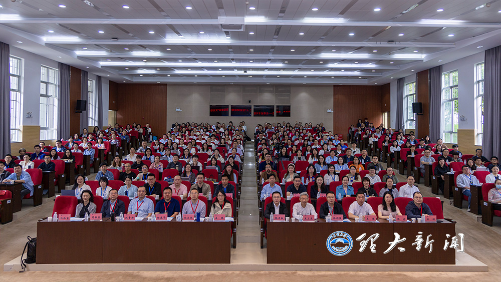 云南省本科高校人工智能赋能智慧课程建设交流培训会在大理大学举办2.jpg